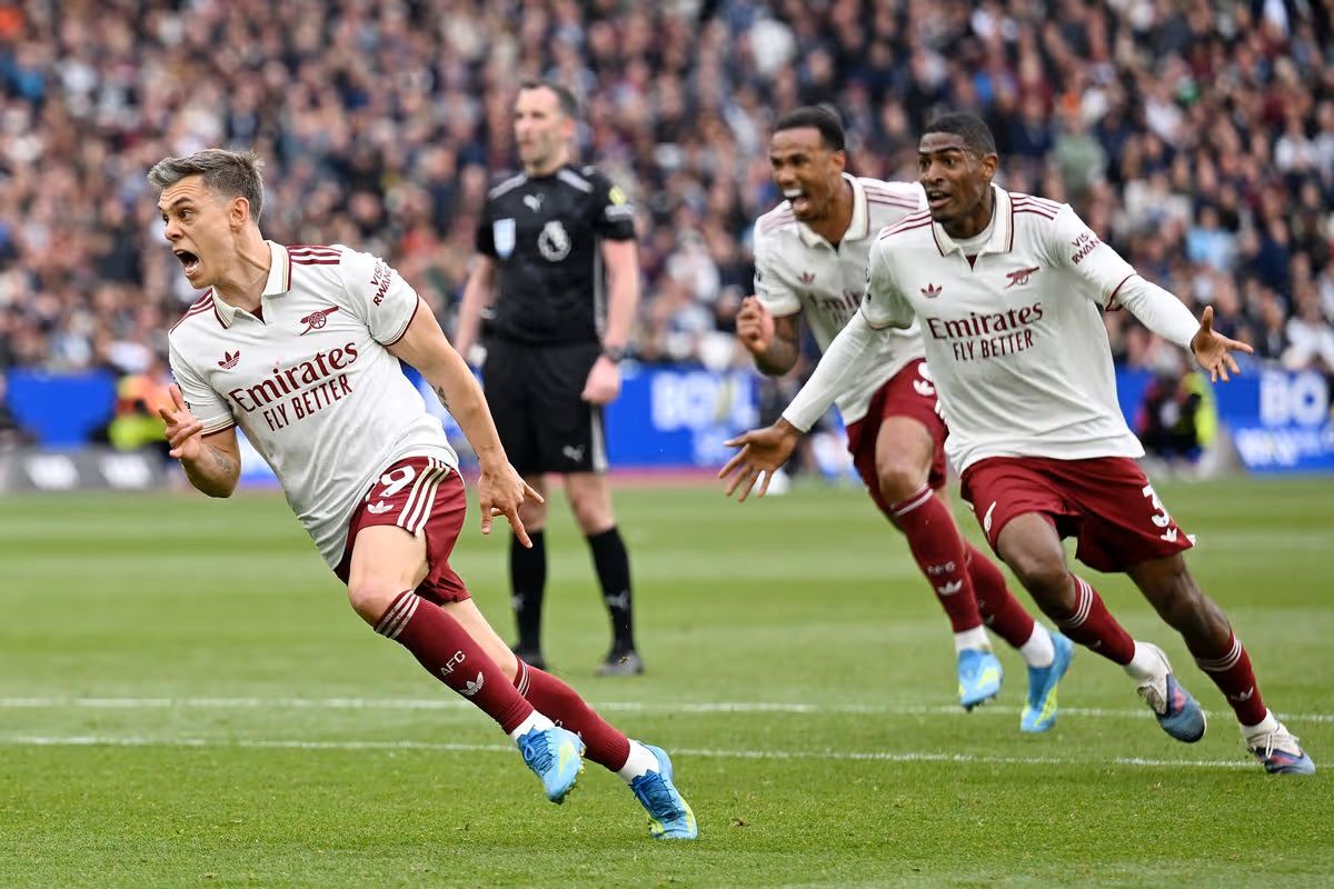 Arsenal celebrating after winning against Westharm