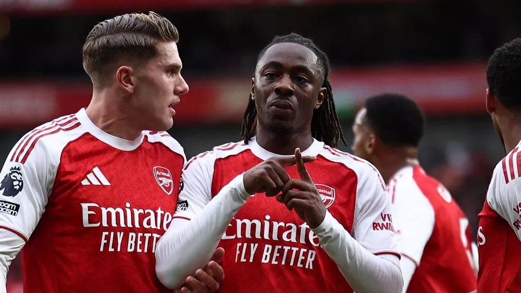 Arsenal Stay Top as Aston Villa Stun Manchester City in Tight Premier League Weekend