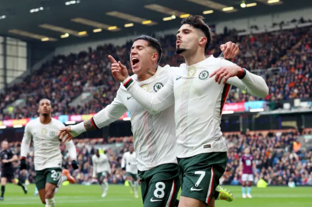 Chelsea Claim Confident 2–0 Victory at Turf Moor