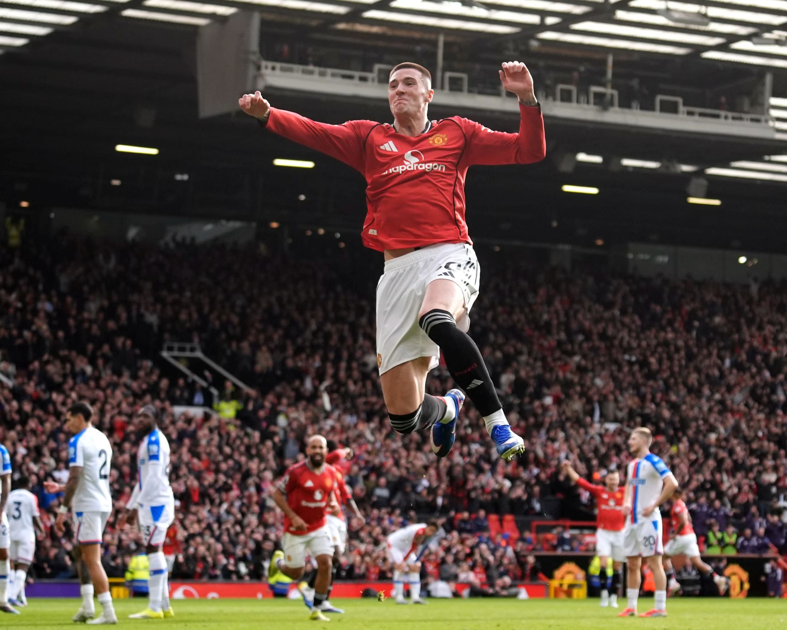 Fernandes Leads United Comeback as Palace See Red